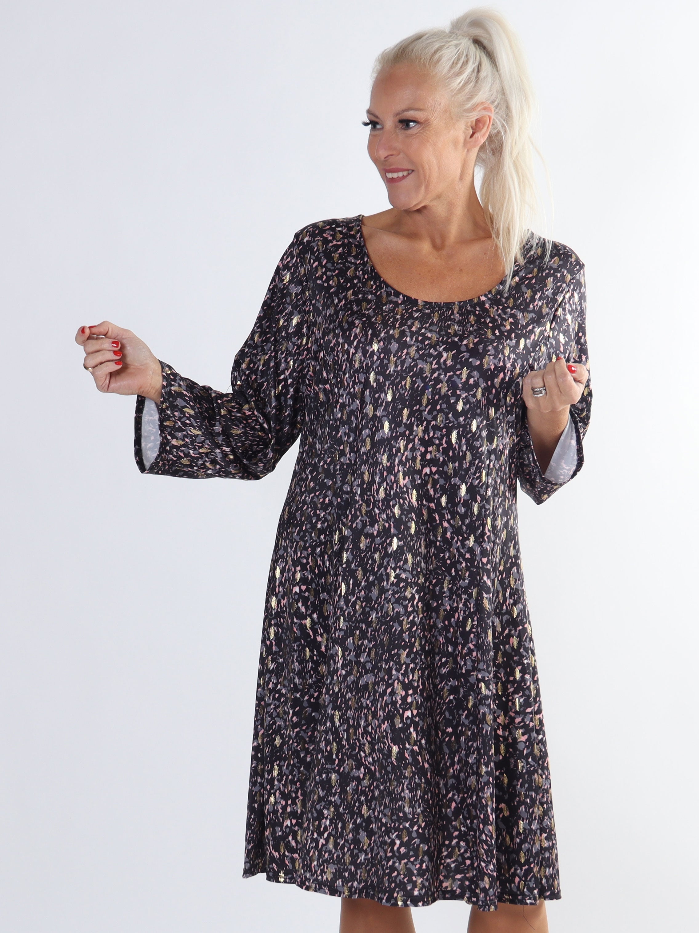 Maj Pattern L/S - Klänning med resår i print med gulddetaljer